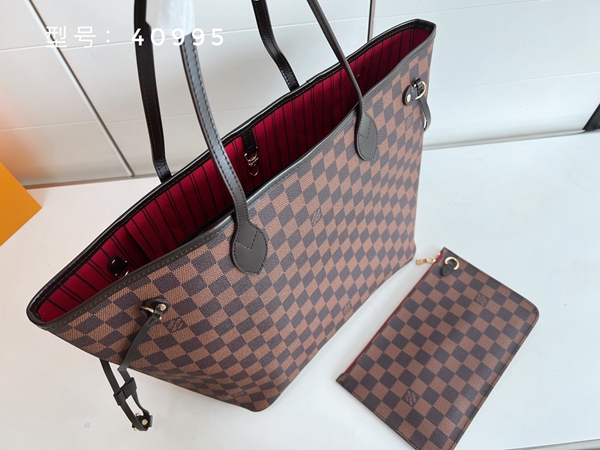 ルイヴィトンバッグ背面デザイン